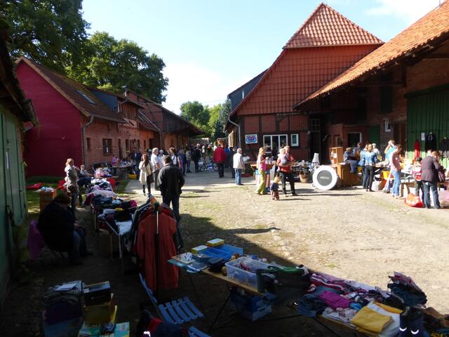 Der Flohmarkt auf Lahmann's Hof ist schon ab morgens gut besucht.