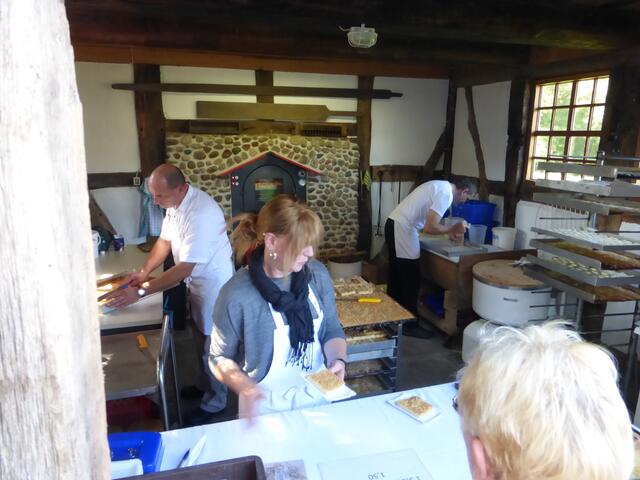 Kartoffelbrot, Kuchen und andere Backsachen konnten gekauft werden oder gleich mit Kaffee gegessen werden.