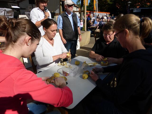 Konzentration beim Kartoffelschälwettbewerb.