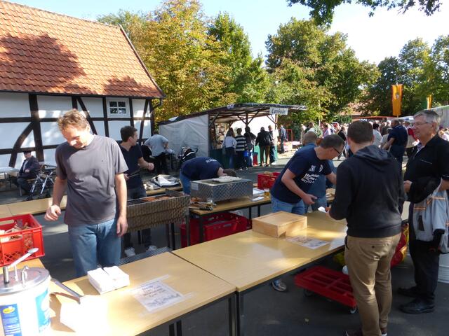 Die ersten Würste und Steaks sind fertig.