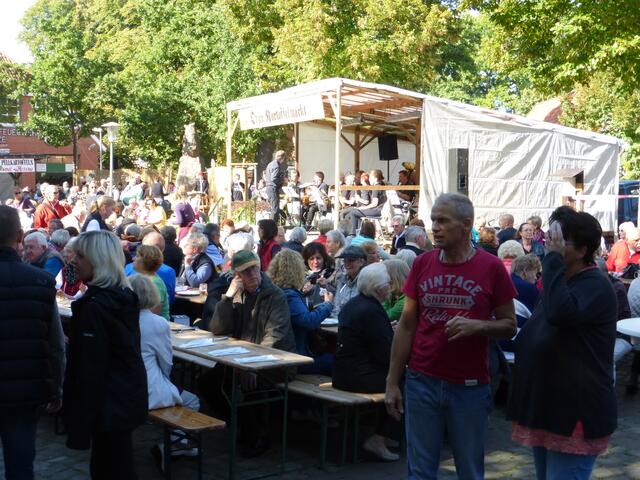 Volle Sitzbänke auf dem Lindenbrink.