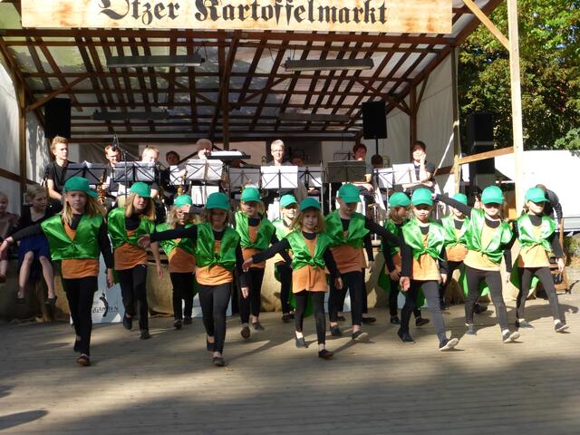 Auf der Tanzbühne gaben die kleinen Jazz-Danncerinnen ihr Bestes.