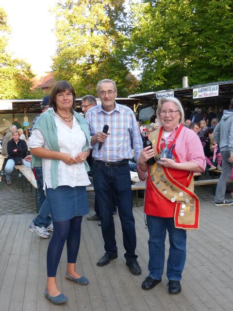 Hauptschiedsrichterin Antje K.-R. und Ortsbürgermeister ehren die neue Kartoffelkönige Gisela Dralle.