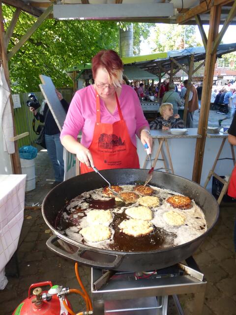 In großen und kleinen Pfannen werden die Kartoffelpuffer "gebruzzelt"!