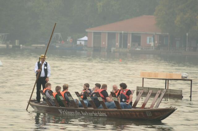auf dem maschsee fahren seltsame boote