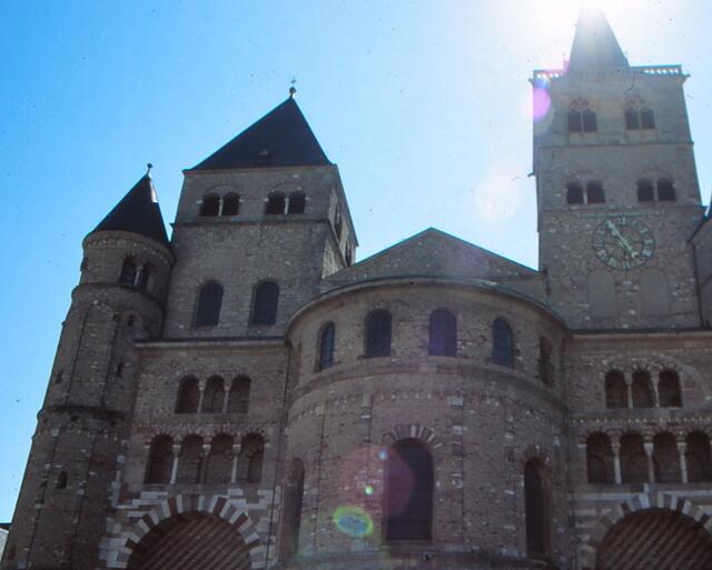 Ein weiteres wichtiges Etappenziel auf dem Weg zum Jakobsgrab ist Trier; hier der romanische Dom