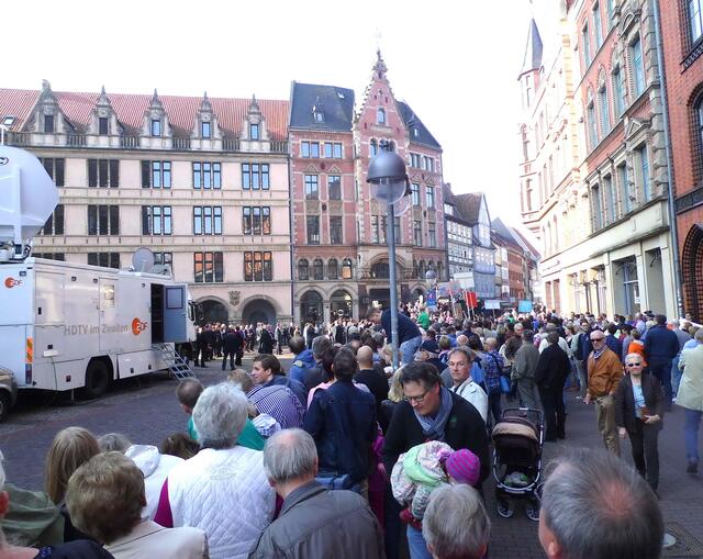 Das Gebiet um die Marktkirche war abgeriegelt. Doch ein Bereich bis in die Nähe des Portales blieb für das Volk frei.