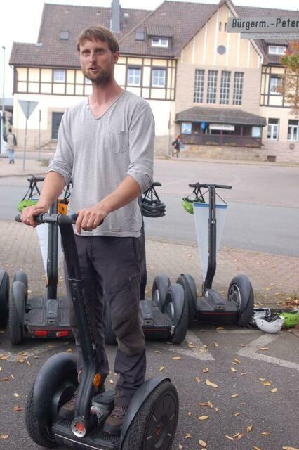 Der erfahrene Segway-Coach René nimmt die Segway-Einweisung mit entspannender Freundlichkeit, humorvoll, aber auch größter Professionalität vor.