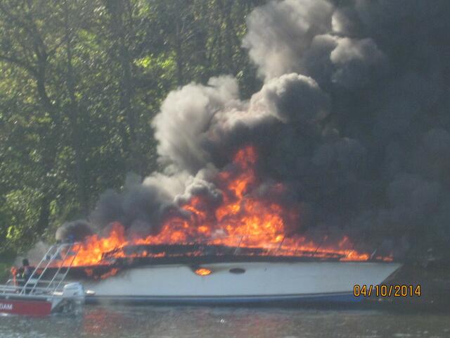 Brennendes Motorschiff