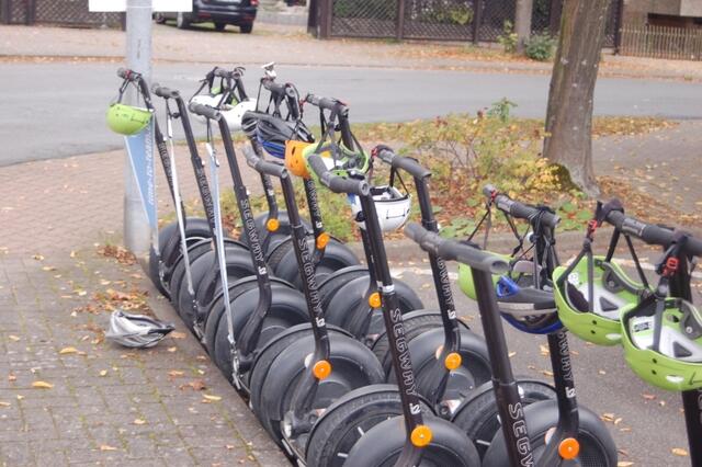 Die Segways stehen bereit zur ersten Einweisung.