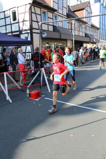 Souverän läuft Lasse Zachert durchs Ziel. | Foto: Axel Kiehne