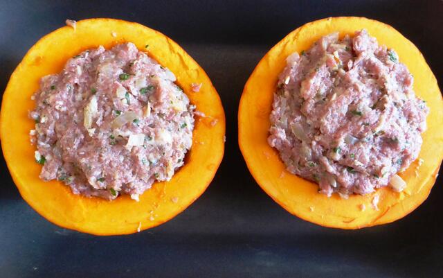 Mit der Hackfleischmasse füllen...