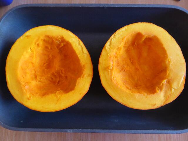 Hokkaido halbieren und Kerne entfernen