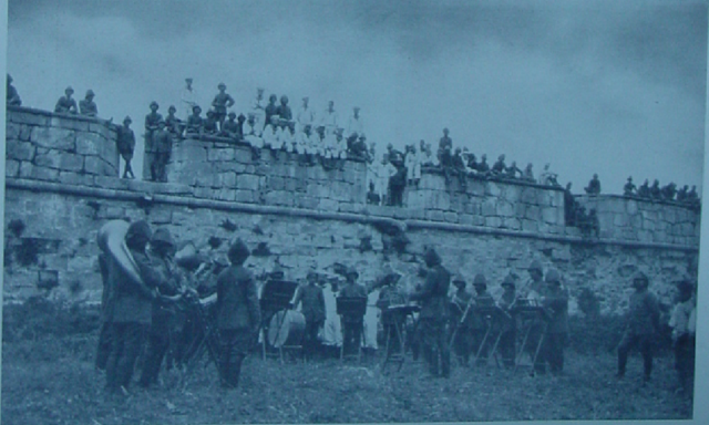 Deutsche Matrosen lauschen am Eingang zum Bosporus einer türkischen Militärkapelle.