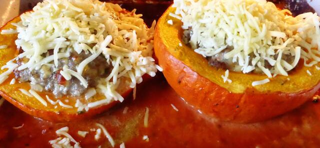 10 Minuten vor Ende der Backzeit mit Käse bestreuen