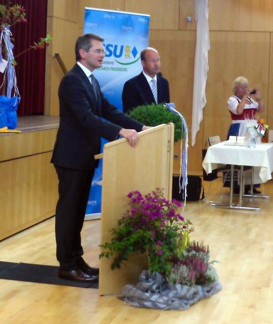Peter Tomaschko bedankte sich bei den Ehrengästen