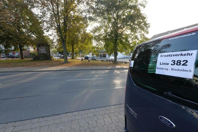Die Bewohner Steinkrugs sind aber nicht vom Busverkehr abgehängt. Um auf die verkehrstechnisch derzeit kleine Halbinsel zu kommen, haben die Verantwortlichen einen Ersatzverkehr eingerichtet.
