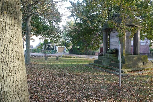 Bredenbecks Drehkreuz ist derzeit wegen der Baustelle auf der Bundessstraße 217 die Ortsmitte am Denkmal.