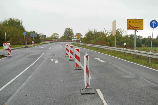 Da derzeit die B217 in Richtung Süden instandgesetzt wird, ist auch der Abzweig nach Hameln blockiert. Wer von Bredenbeck derzeit nach Springe will, muss einen Umweg über Holtensen fahren.