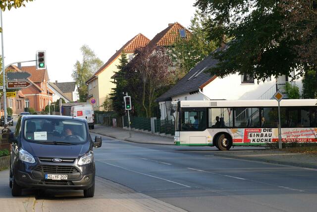 Am Bredenbecker Denkmal können die Busse der Linie 382 derzeit wegen der Baustelle auf der Bundesstraße 217 nichts rechts in Richtung Steinkrug abbiegen, sondern fahren nach links ab, um Holtensen und die dortige Auffahrt auf die besagte Bundesstraße anzusteuern.