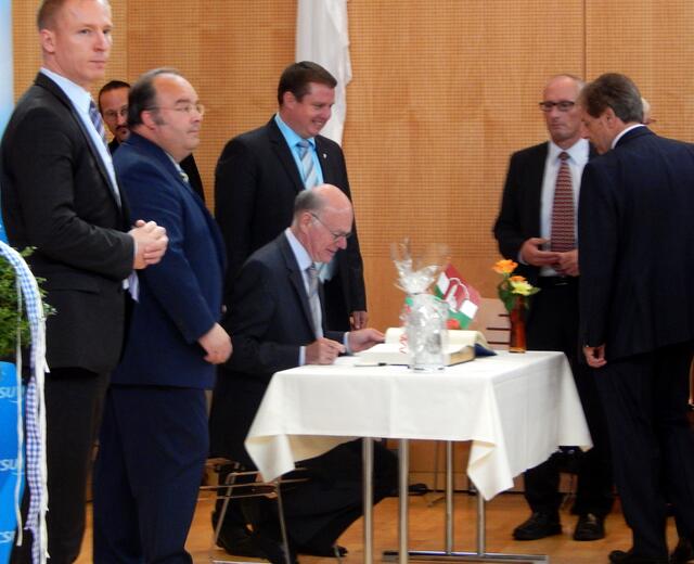 Zuerst trug sich Prof. Dr. Norbert Lammert ins Goldene Buch ein