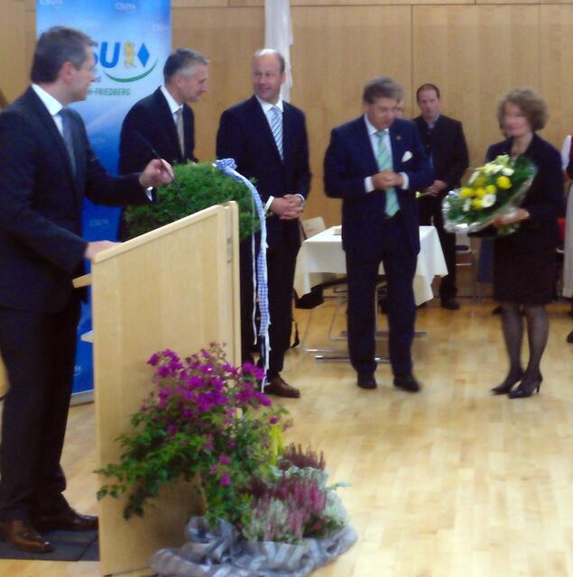 Frau Oswald bekam am Ende einen großen Blumenstrauß