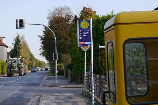 Wer nicht auf den roten Warnhinweis an der Haltestelle achtet, wartet vergeblich auf Busse der Linie 382 in Richtung Springe.