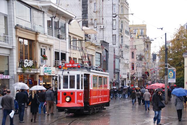 Istanbul - Istiklad Caddesi, die Einkaufstraße in neuen Teil der Stadt