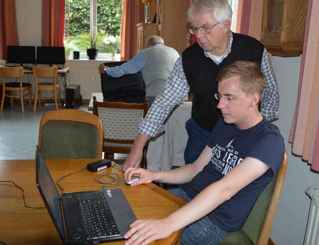Eckhard Wähler und Sven Brannys an meinem Notebook.