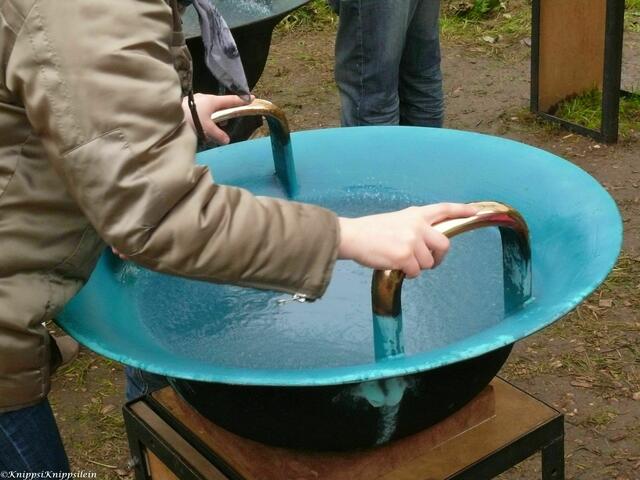 Klangschalen, die nur durch Reiben der Hände an den Griffen, ihren Ton erzeugen und das Wasser zum Sprudeln bringen
