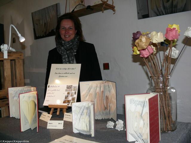 Buchfaltkunst-herrliche Buchskulpturen stellte diese Künstlerin her.