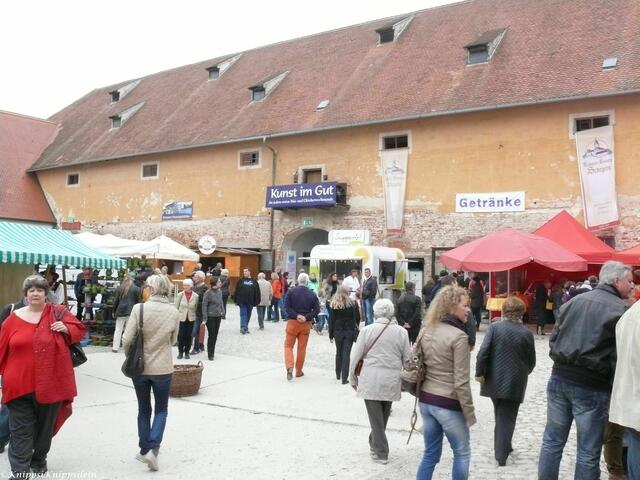 Im Innenhof gab es nicht nur Kunst zu Bestaunen, sondern auch Leckeres für Leib und Seele...