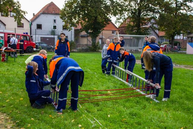 Mit Feuerwehrleinen werden die Steckleiterteile miteinander verbunden.