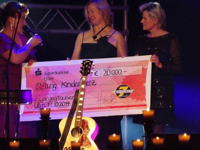 Drachenkinder übergab an die Stiftung Kinderherz einen Scheck über 20.000€