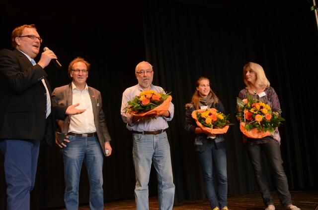 hobbykunstausstellung Garbsen 2014   10  bürgermeister A. Heuer (li) und organisator D. Kuckuck ehren die besitzerInnen der drei schönsten stäne