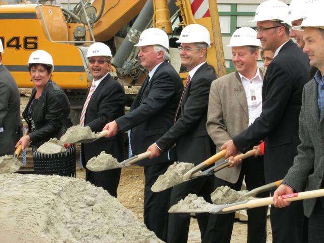 Spatenstich für die neue Mittelschule (Mitte: die beiden Bürgermeister) | Foto: Michael Fendt