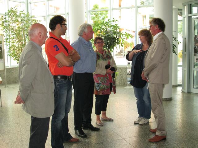 Besichtigung der Stadthalle (links die franz. Delegation,