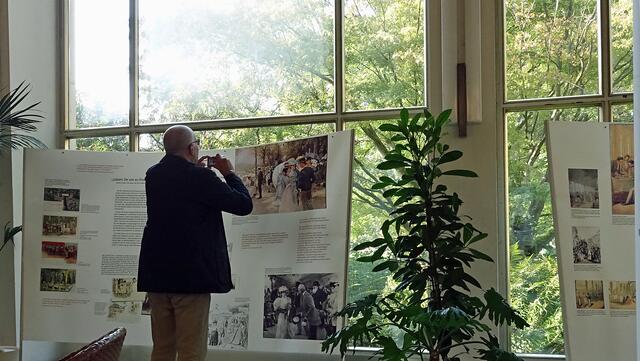 Ausstellung in der Wandelhalle: Zeitgenössische Bilder und Berichte führen durch die Geschichte der Kurbekanntschaften. Foto: Helmut Kuzina