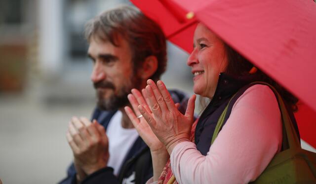 Besucher: Schirm, Charme und Poesie