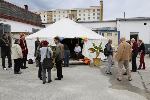 Die Besucher strömen herbei. | Foto: Egbert Kraus