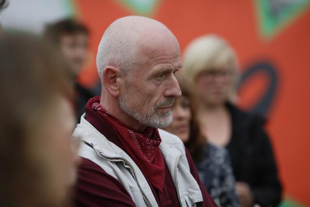 Poeten tragen vor und hören zu. | Foto: Egbert Kraus