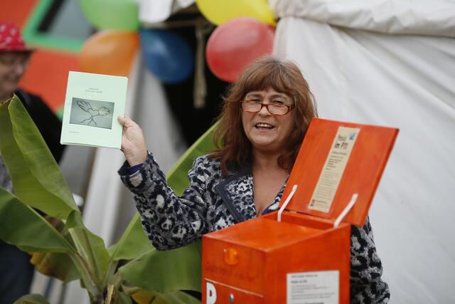 Federika füttert den Briefkasten | Foto: Egbert Kraus