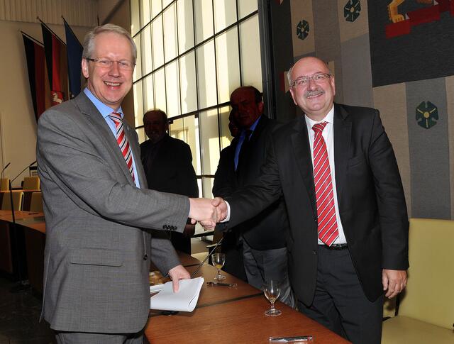 Der Präsident des Woiwodschaftsverwaltungsgerichts Poznan,  Jerzy Stankowski (r.) und Hannovers Oberbürgermeister Stefan Schostok (l.).