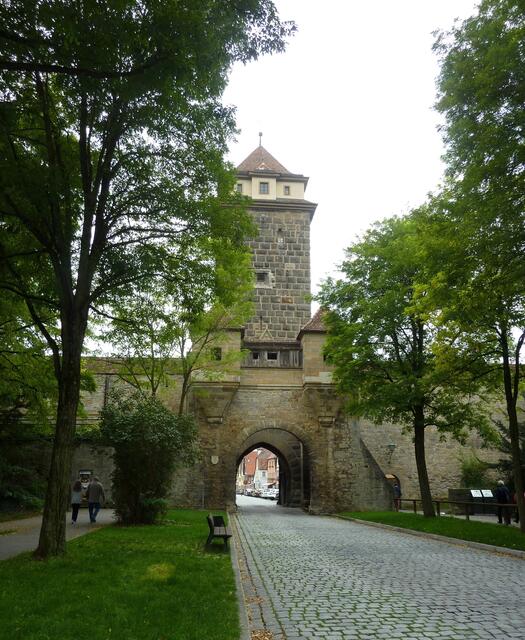 Das Galgentor ist 1388 erbaut worden. Es ist zusammen mit dem Turm Bestandteil der Stadtmauer.