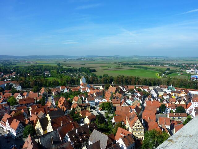 Aussicht auf Nördlingen und das Ries. Es ist vor langer Zeit durch Meteoriteneinschlag entstanden. Die Berge im Hintergrund sind die Begrenzung des ehemaligen Kraters.