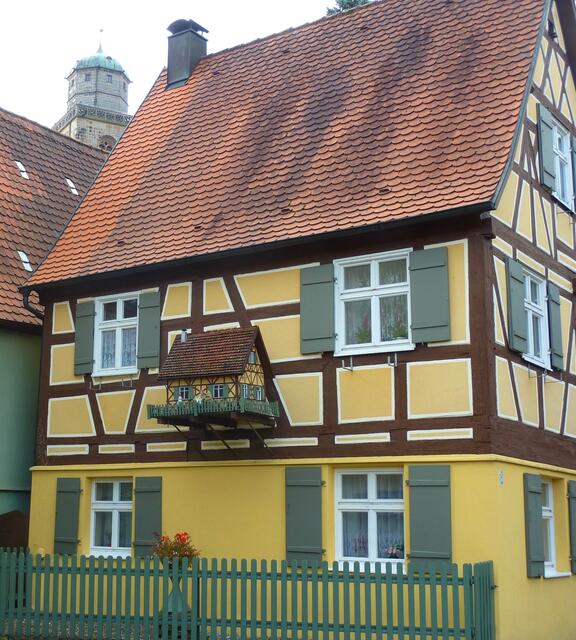 Haus mit Häuschen
