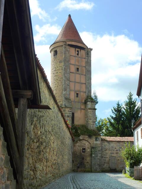 Man kann entweder innen oder außen an der Stadtmauer entlang gehen. Hier ist die Ansicht von der Stadtseite zu sehen. Manche Türme sind bewohnt.