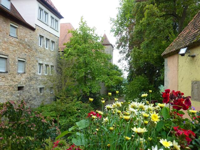 Blumenpracht in der Nähe der St. Jakobskirche