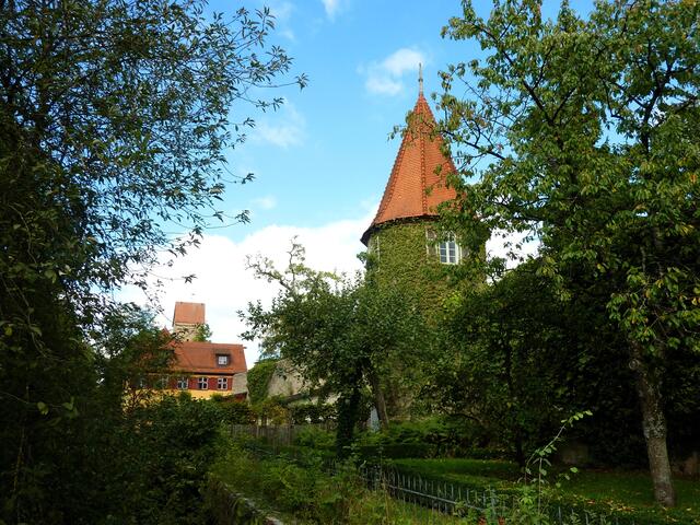 Vor der Stadtmauer von Dinkelsbühl befinden sich Parkanlagen.