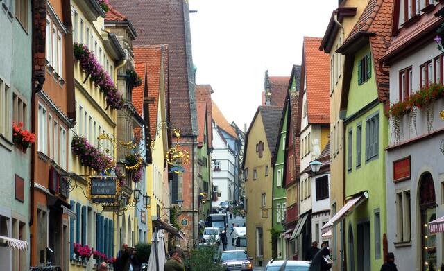 Die vielen Fußgänger müssen sich die Straßen mit dem Autoverkehr teilen.